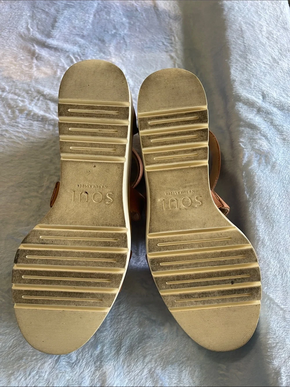 SOUL Naturalizer Strappy Wedge Sandals in Cream and Tan Size 8.5